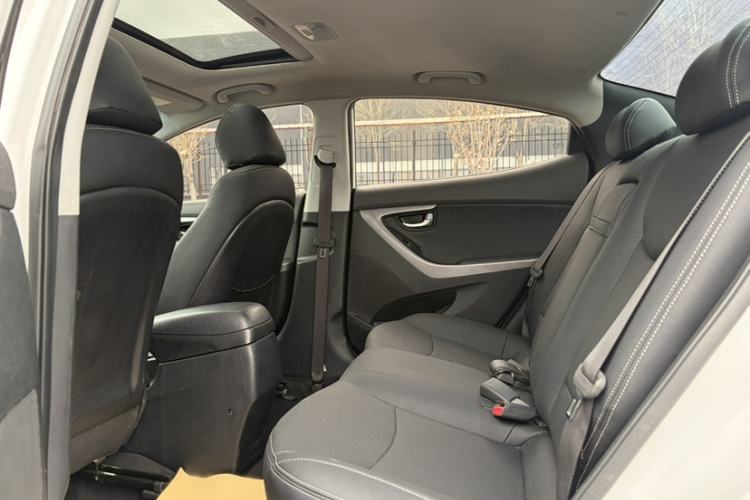 Used Hyundai Elantra (5th Generation / Langdong) 2015 1.6L Manual Leading Model Interior 2