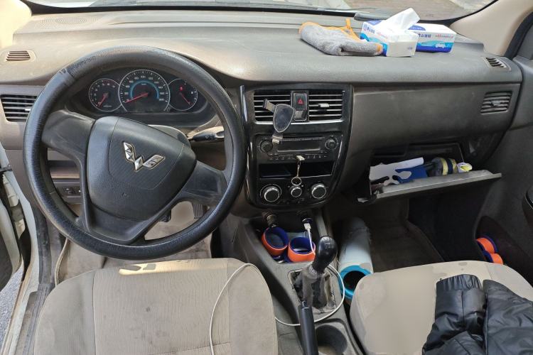 Used Wuling Rongguang V 2015 1.5L Standard Version Center Console