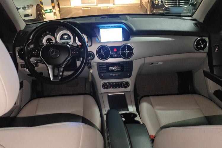 Used Mercedes-Benz GLK-Class 2013 GLK 300 4MATIC Dynamic Sunroof Model Center Console