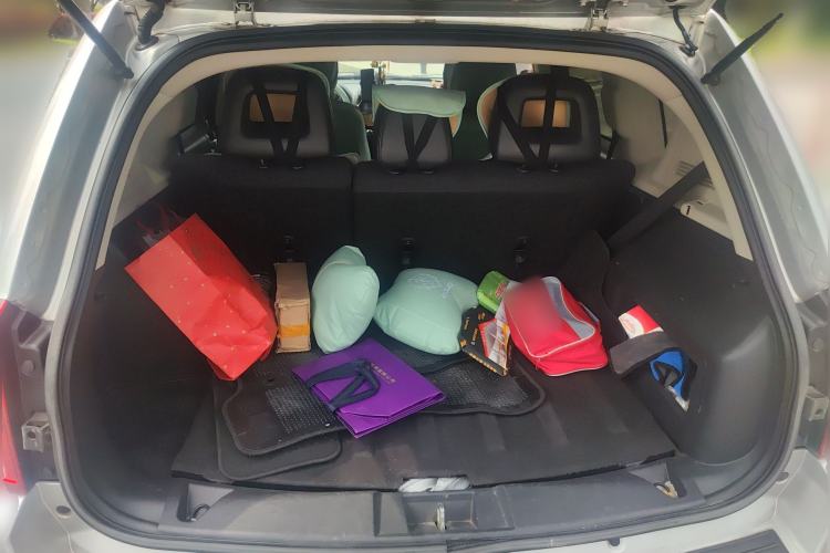 Used Jeep Compass 2011 2.4L four-wheel-drive sport version Trunk