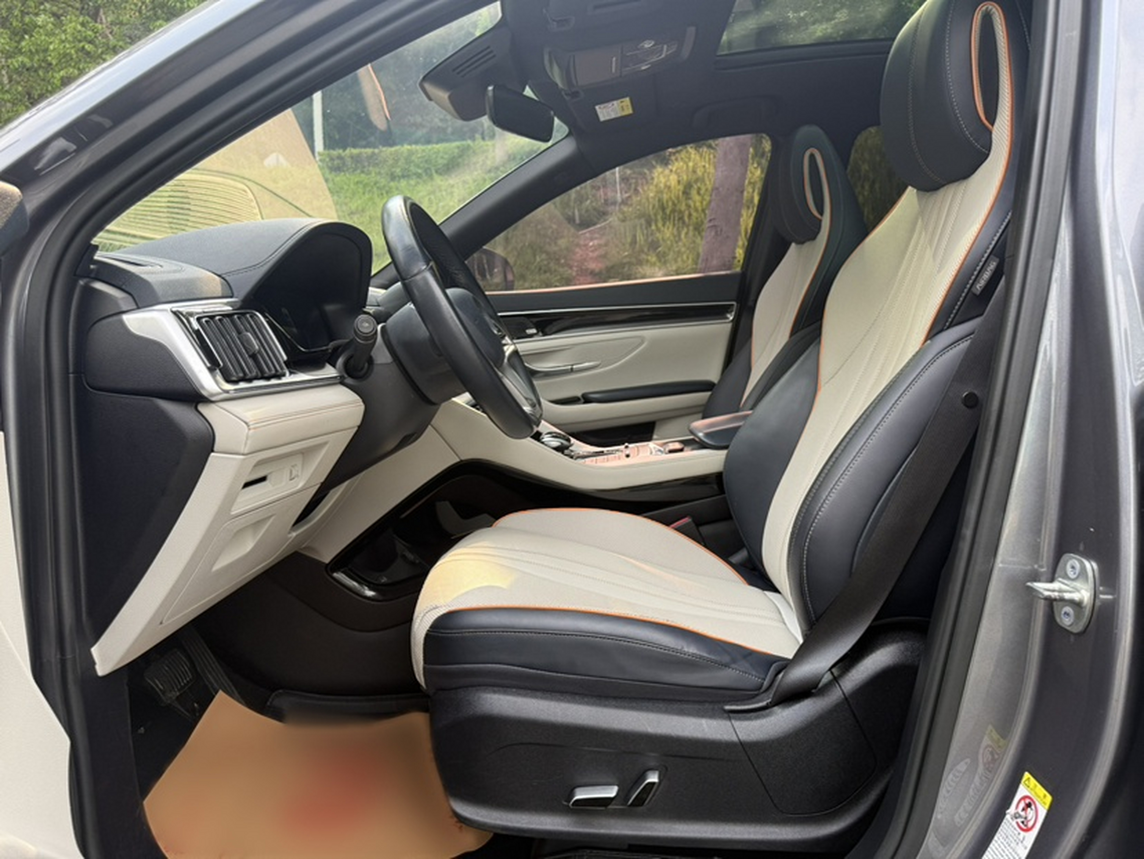 Переднее сиденье в автомобиле