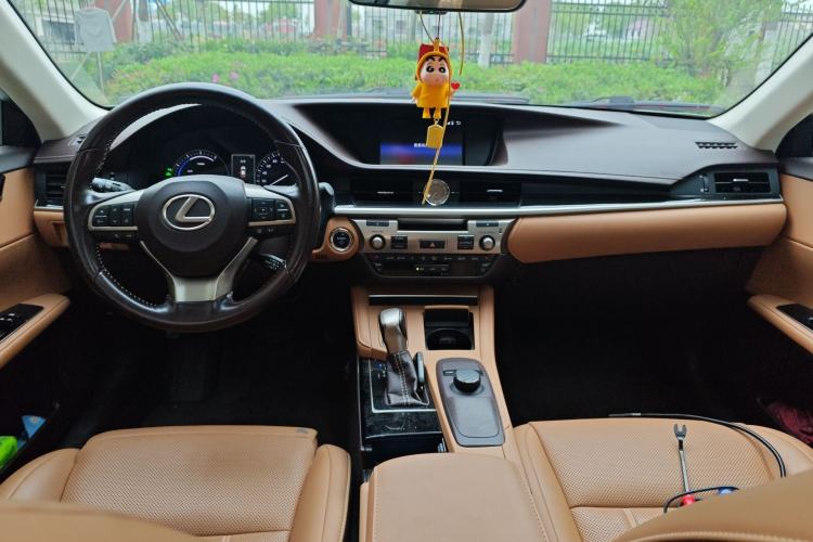 Used Lexus ES 2015 300h Comfort Edition Center Console