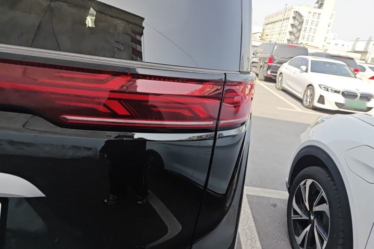 Used Denza D9 2022 DM-i 970 Four-Wheel Drive Flagship Model Right Rear Taillight