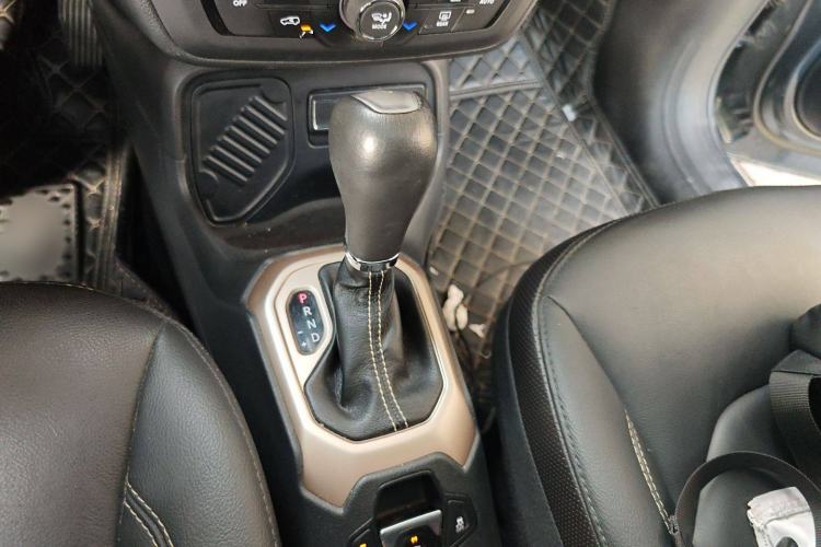 Used Jeep Renegade 2018 Connected Large Screen Version 180T Automatic Smart Version
