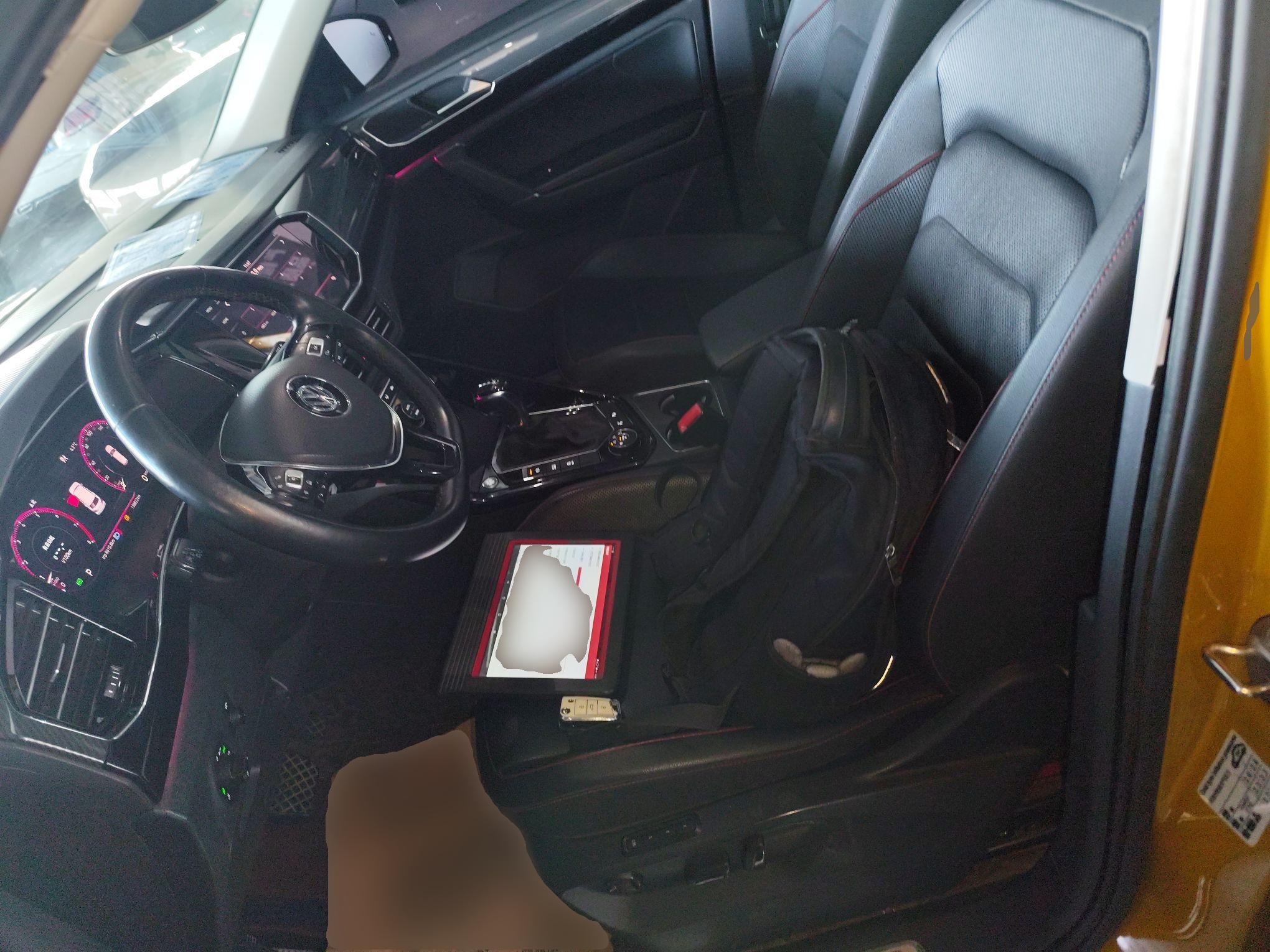 المقاعد الأمامية داخل السيارة