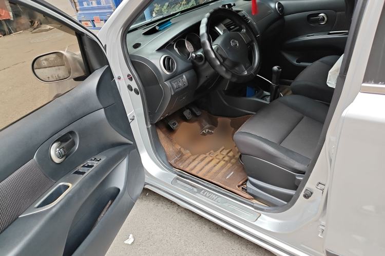 Used Nissan Livina 2010 Jingrui Edition 1.6L Manual Standard Model Driver Seat