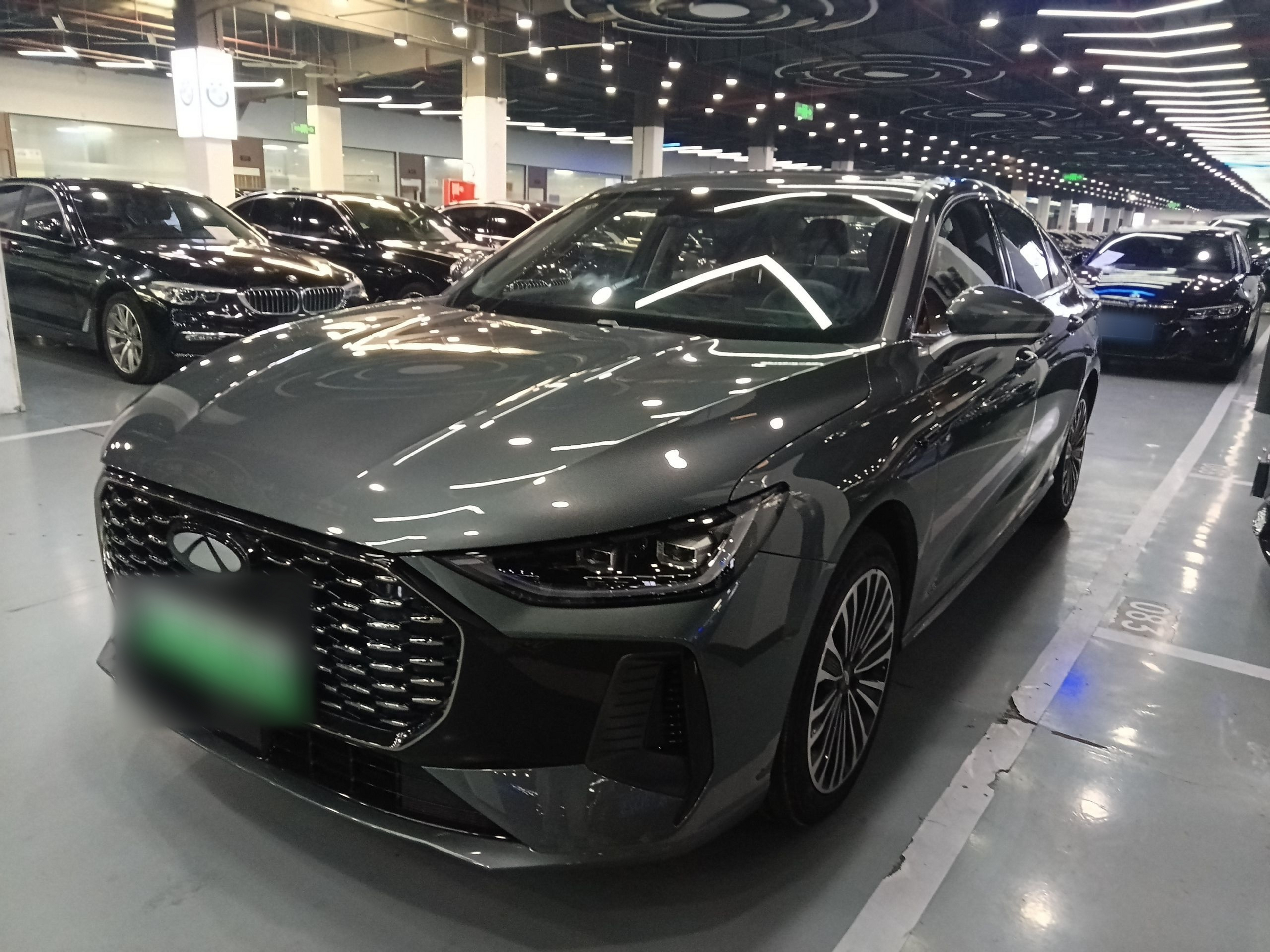 Под передней частью автомобиля