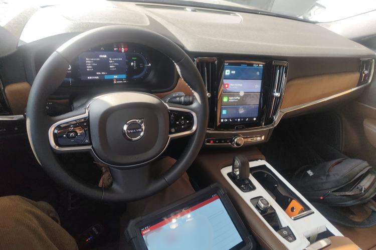 Used Volvo S90 New Energy 2025 Plug-in Hybrid Four-Wheel Drive Long-Range Zhiyi Luxury Edition Center Console