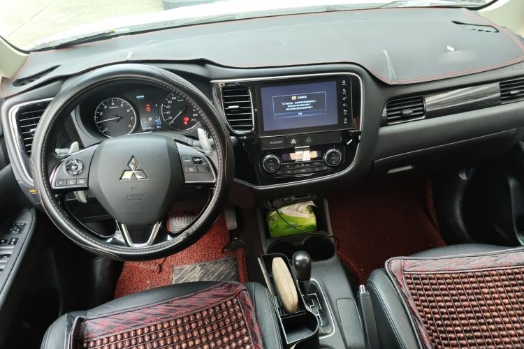 Used Mitsubishi Outlander 2016 2.4L 4x4 Luxury Edition 7-Seater Center Console