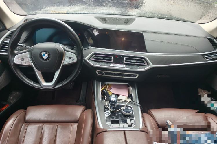 Used BMW X7 2021 Facelifted xDrive40i Luxury Package with Leading Features Center Console