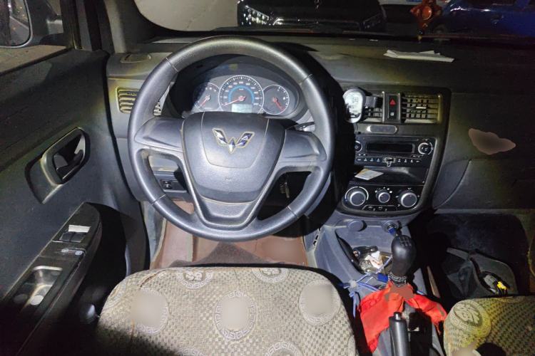 Used Wuling Rongguang V 2015 1.2L Base Version
