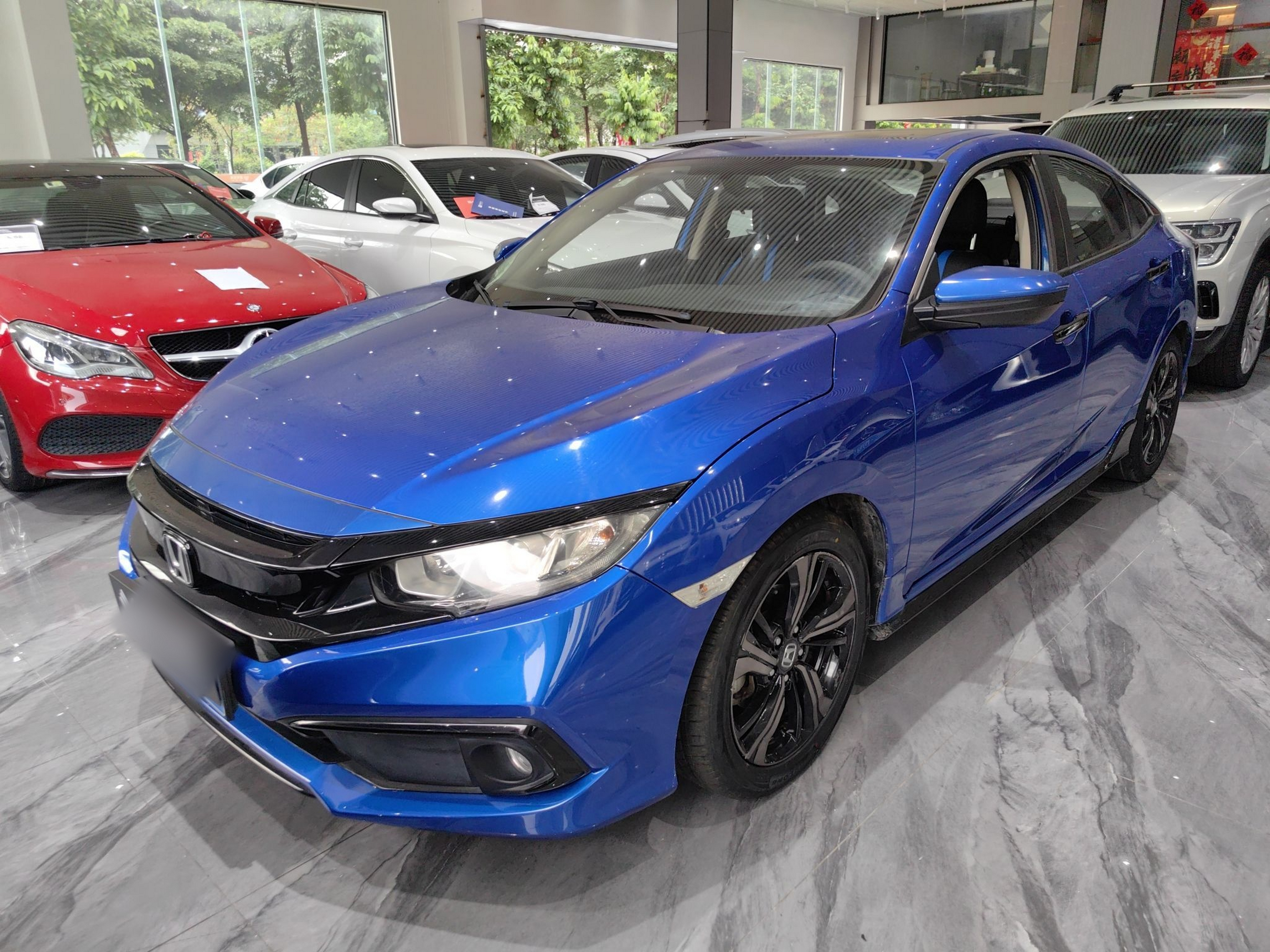 Под передней частью автомобиля