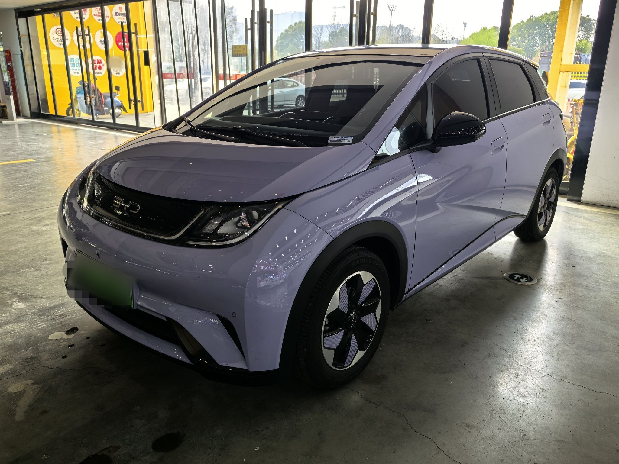 Под передней частью автомобиля