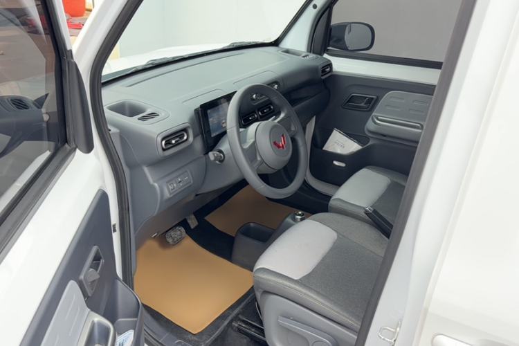 Used Wuling Zhiguang New Energy 2025 Model 305km Ambitious Edition Interior 13