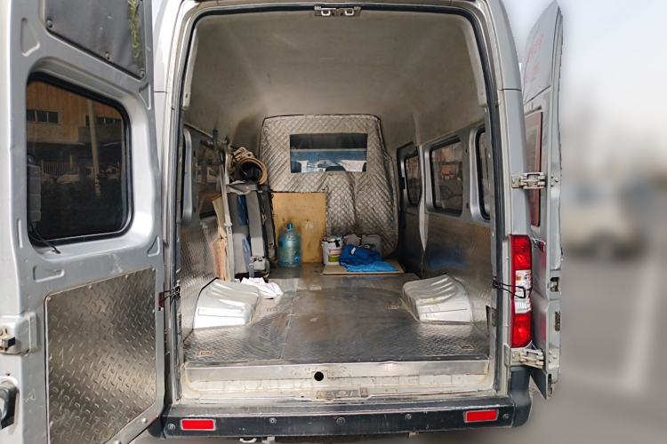 Used Dongfeng Yufeng 2021 2.4T Rear-Drive Logistics Vehicle Long Wheelbase High Roof Dual Rear Tires 6–9 Seats China VI Emission Standard YCY24140-60
