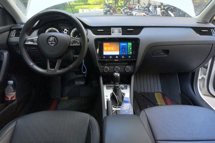 Used Skoda Octavia 2022 1.5L Automatic Comfort Edition Center Console