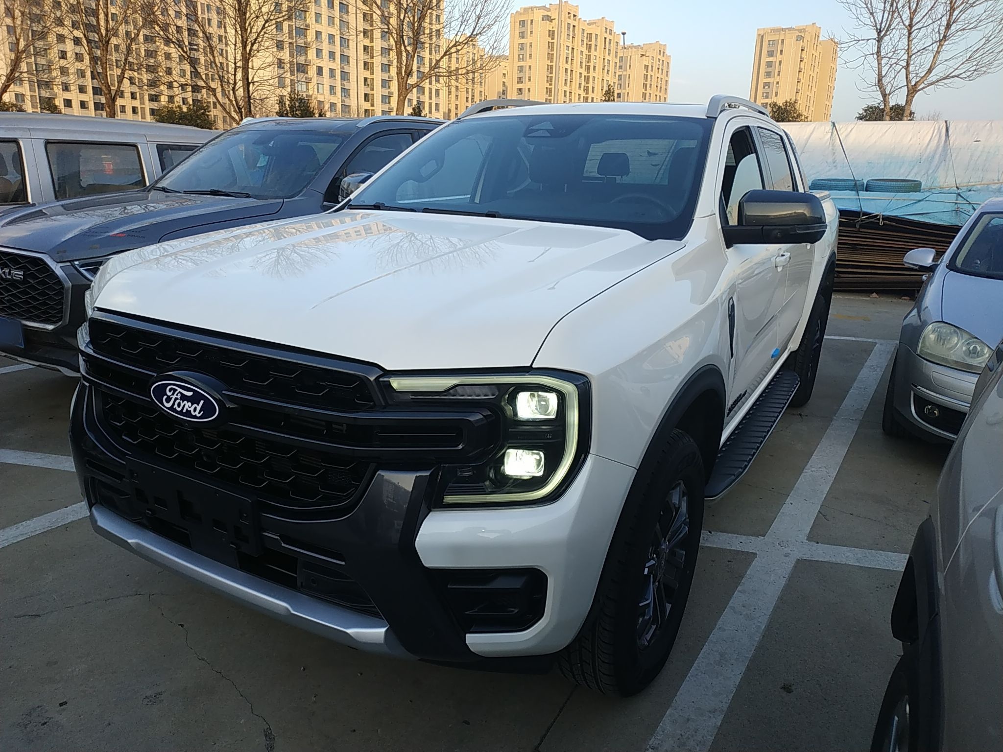 Под передней частью автомобиля