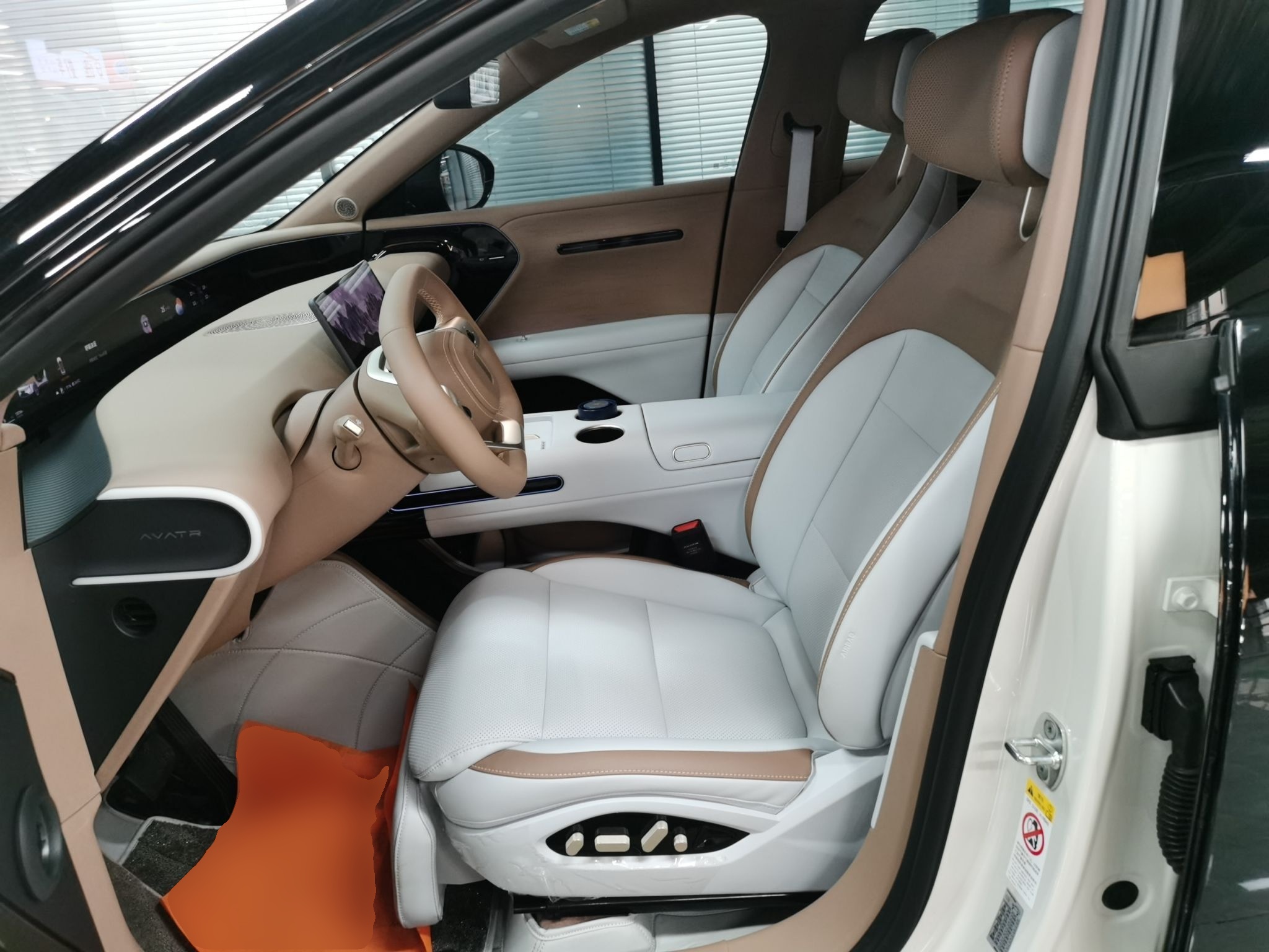 المقاعد الأمامية داخل السيارة