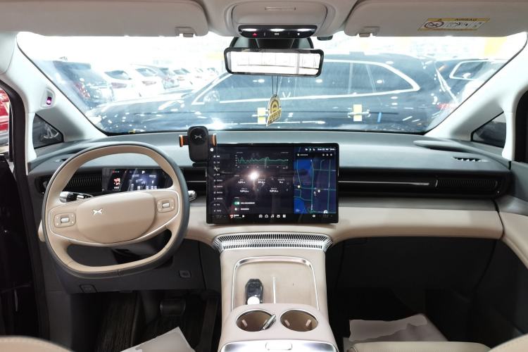 Used XPeng X9 2025 650 Long-Range Max Center Console