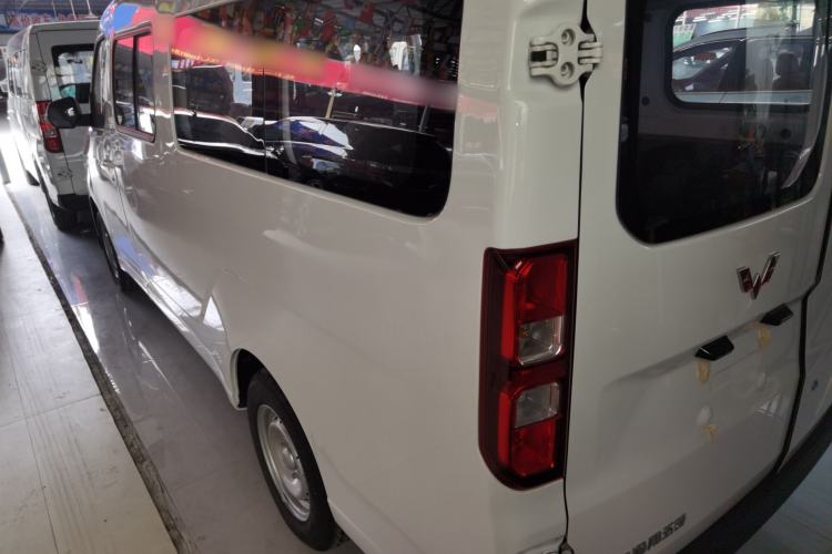 Used Wuling Yangguang 2024 300KM Comfort Version Passenger Van 75kW Rear Left 45 Deg