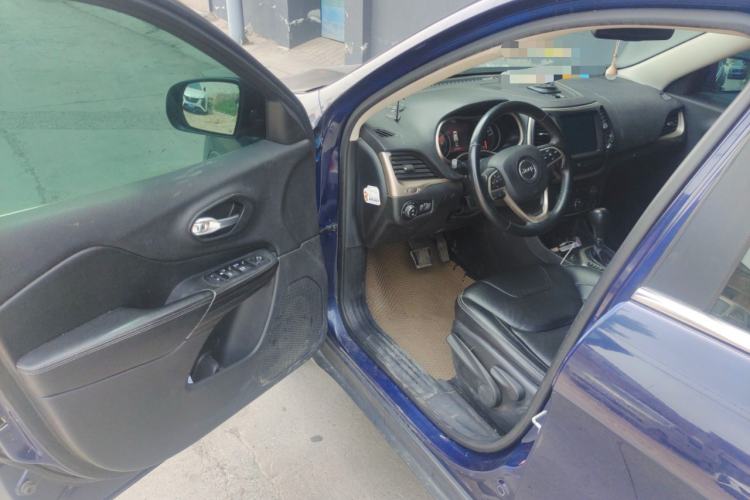 Used Jeep Cherokee 2016 2.0L Leading Edition Driver Seat