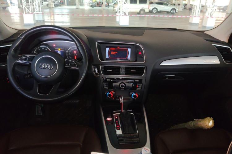 Used Audi Q5 2015 40 TFSI Technology Edition Center Console