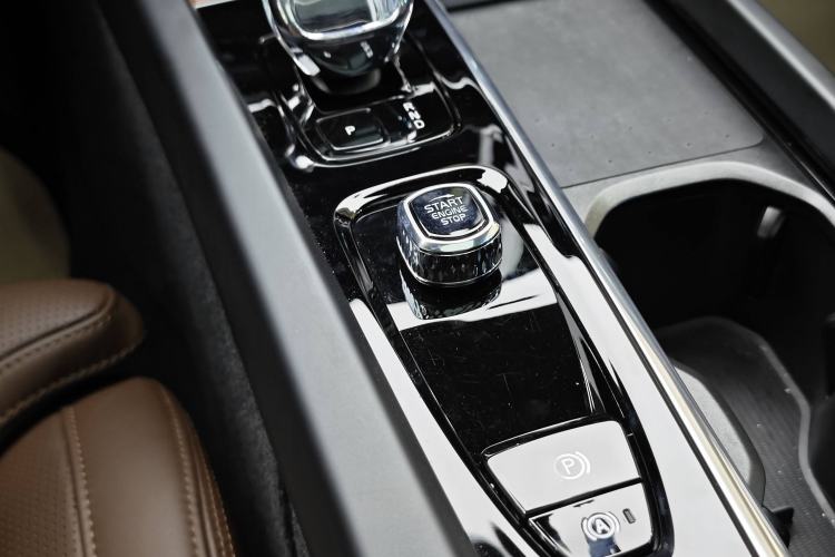 Used Volvo XC60 New Energy 2025 Plug-in Hybrid Long-Range All-Wheel Drive Smart Luxury Edition
