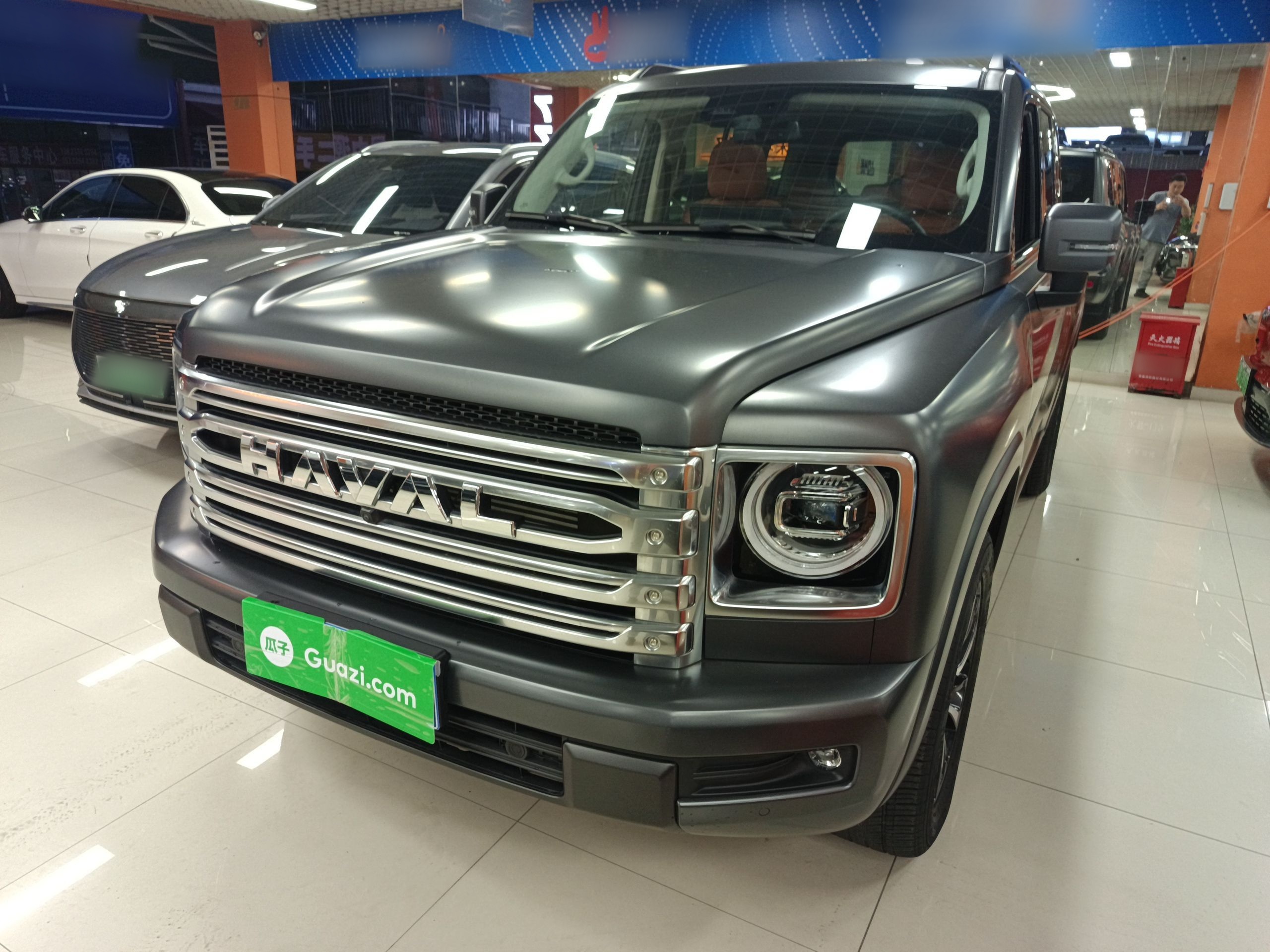 تحت مقدمة السيارة