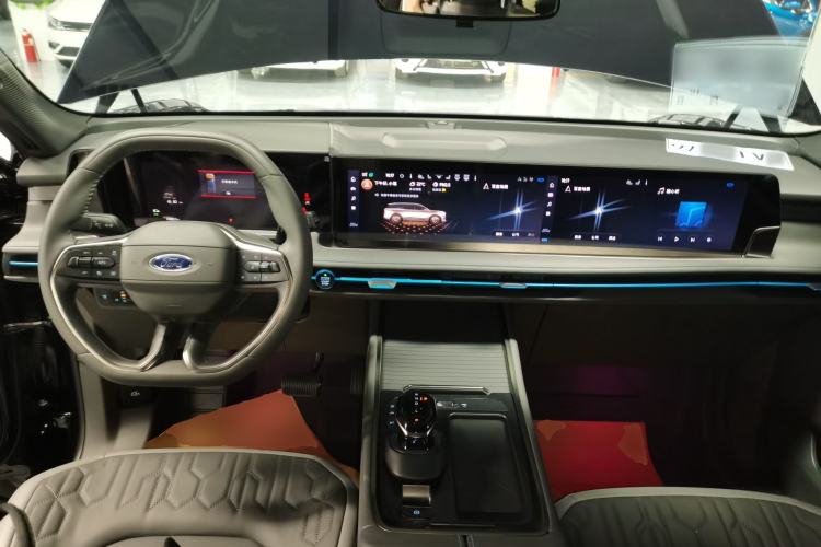 Used Ford Edge 2023 Ford Explorer L 2.0T EcoBoost Two-Wheel Drive 7-Seater Luxury Model Center Console