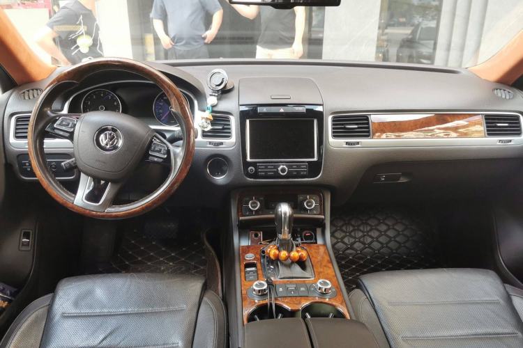 Used Volkswagen Touareg 2012 R-Line High-End Model Center Console