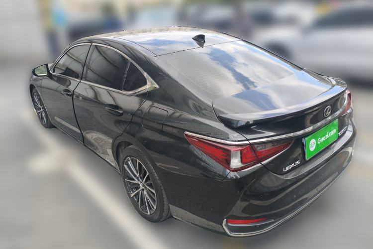 Used Lexus ES 2021 300h Deluxe Edition
