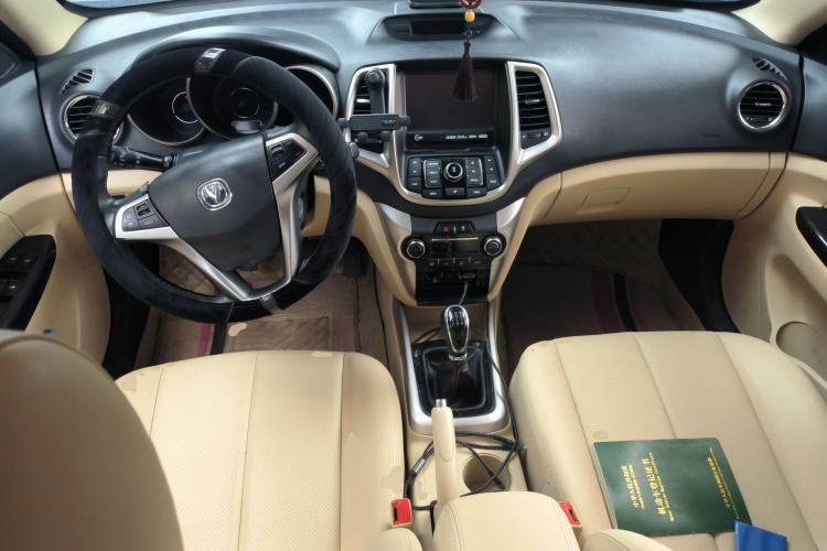 Used CHANGAN Eado 2015 1.6L Manual Luxury Model China IV Standard Center Console