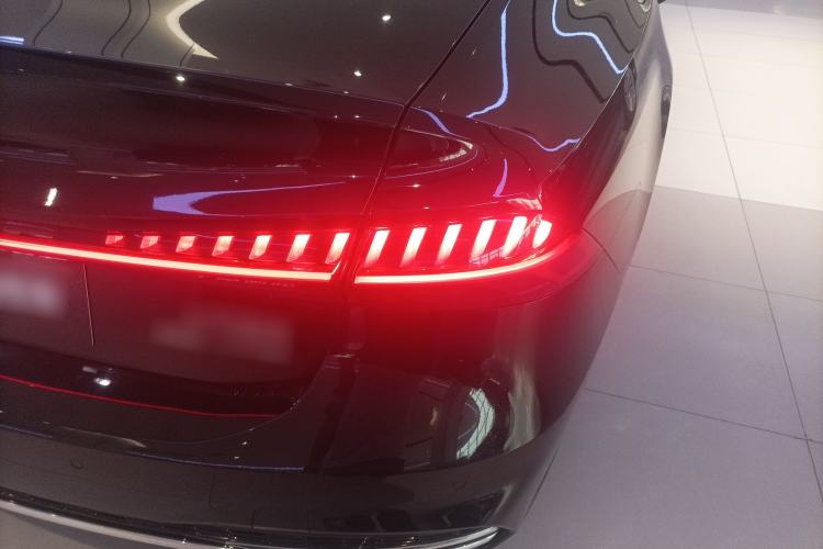 Used Audi A7L 2024 45TFSI S-line Dream-Building Edition Flow Crystal Package Right Rear Taillight