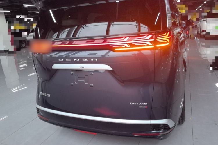 Used Denza D9 2025 DM-i Intelligent Drive 1020 Four-Wheel Drive Flagship Model
