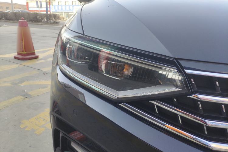 Used Volkswagen Magotan 2023 2 Million Units Commemorative Edition 330TSI DSG Luxury Version Right Front Headlight