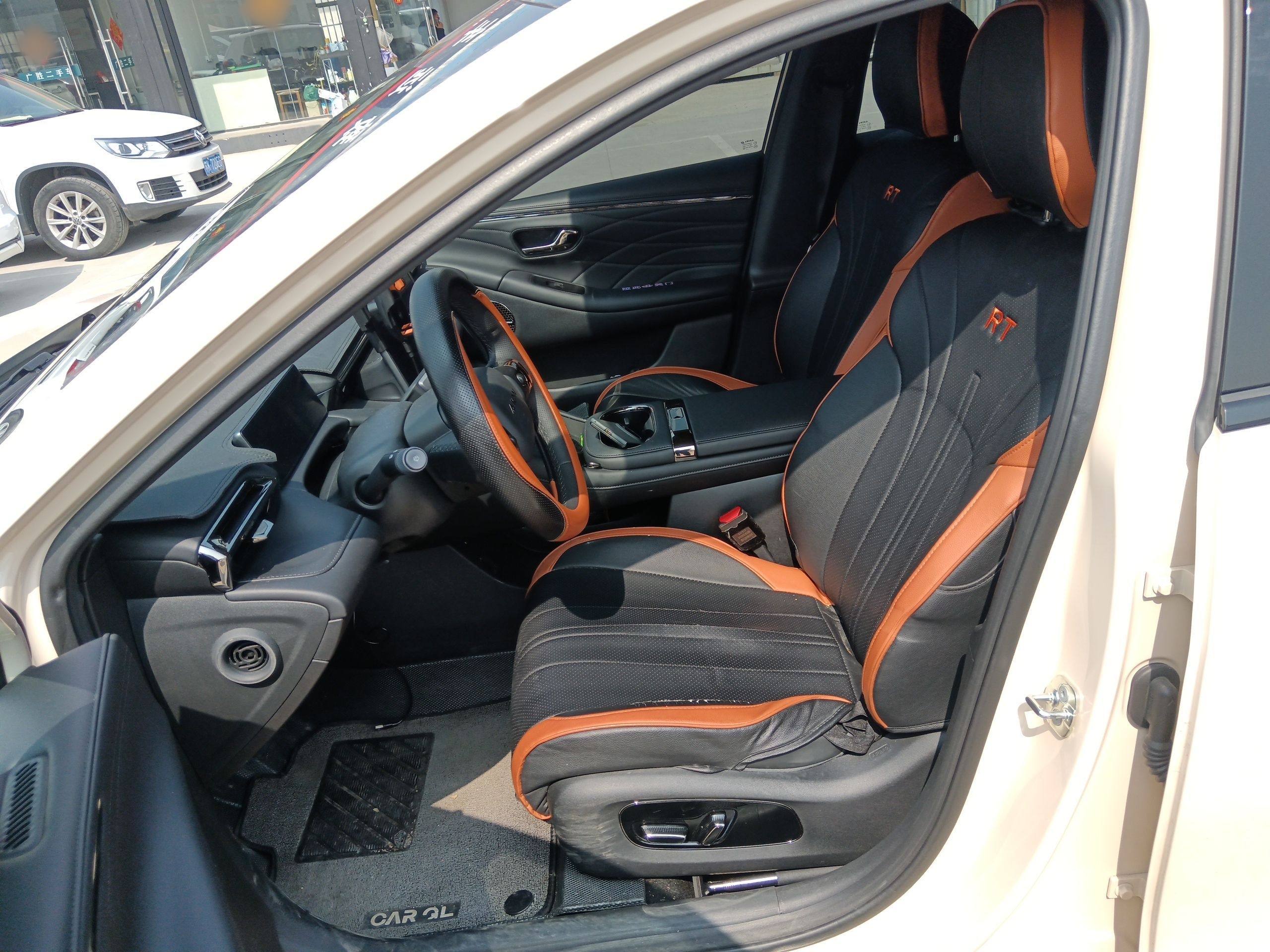 Переднее сиденье в автомобиле