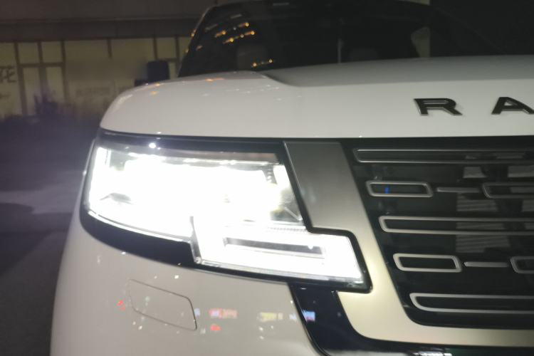 Used Land Rover Range Rover 2023 3.0 L6 400 PS Prestige Seven-Seater Extended Version
