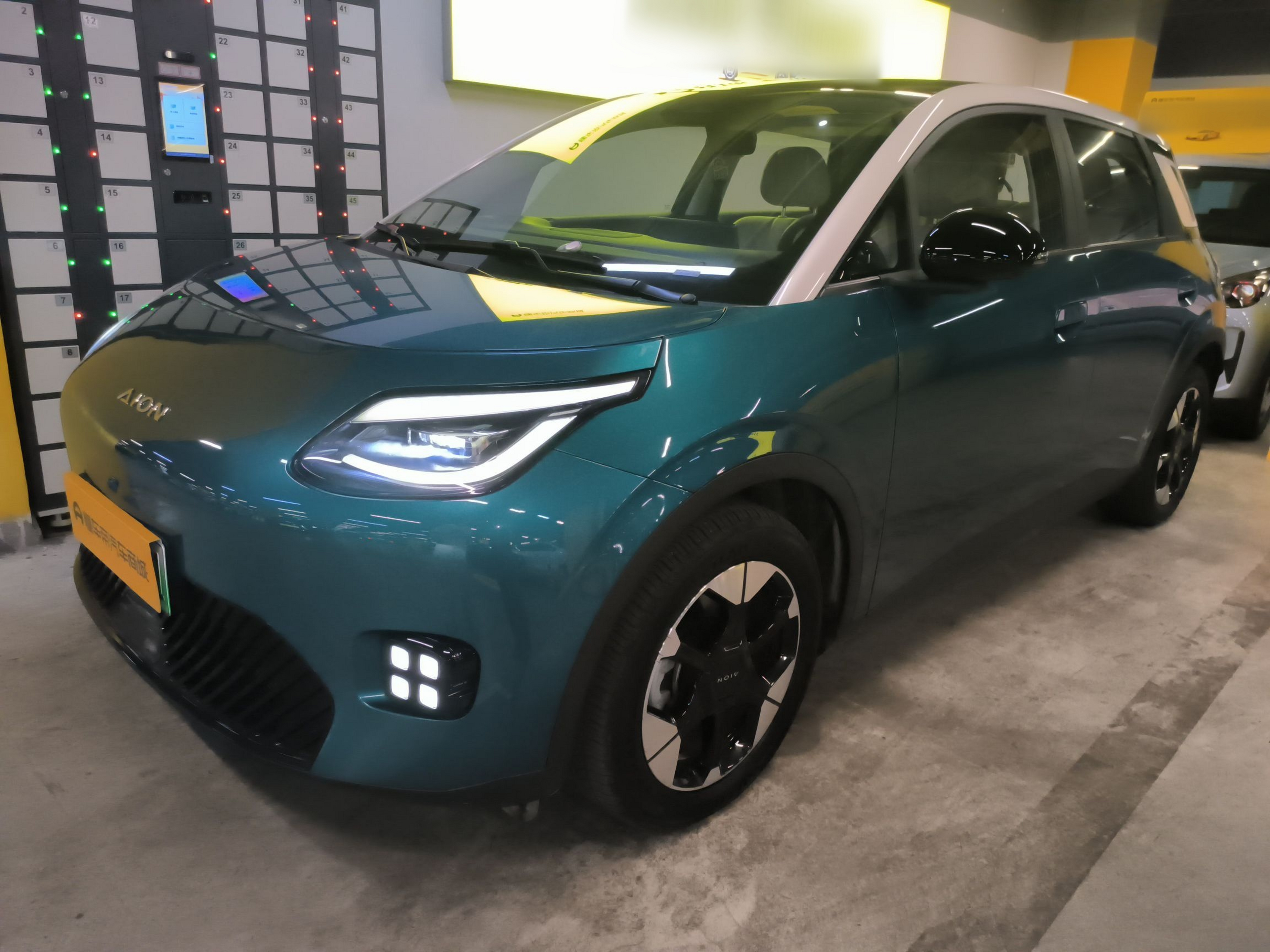 Под передней частью автомобиля