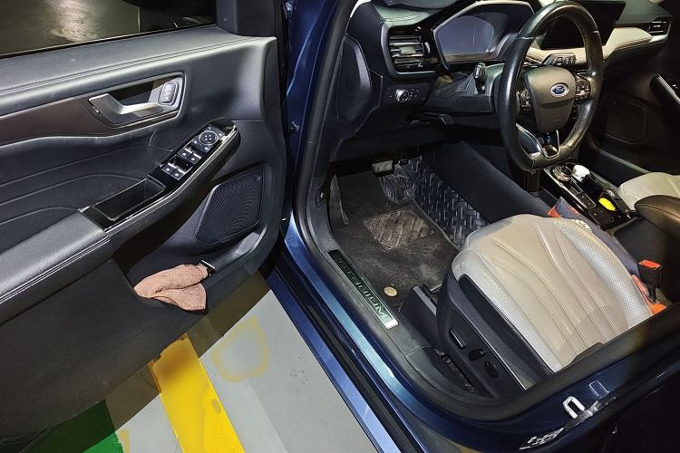 Used Ford Escape 2020 EcoBoost 245 Four-Wheel Drive Luxury Edition Driver Seat