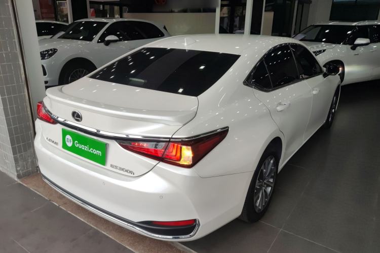 Used Lexus ES 2022 300h Excellence Edition
