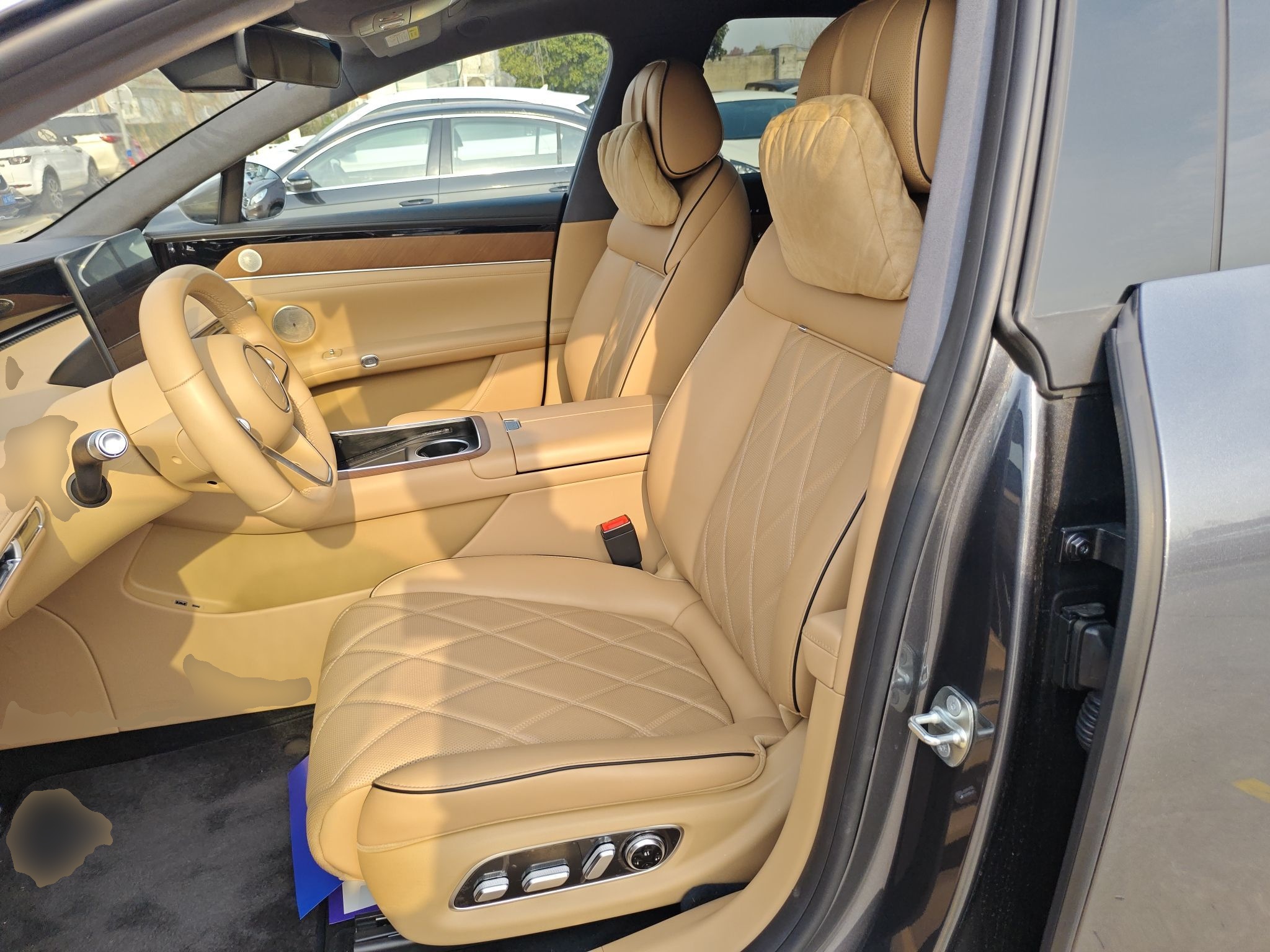 Переднее сиденье в автомобиле