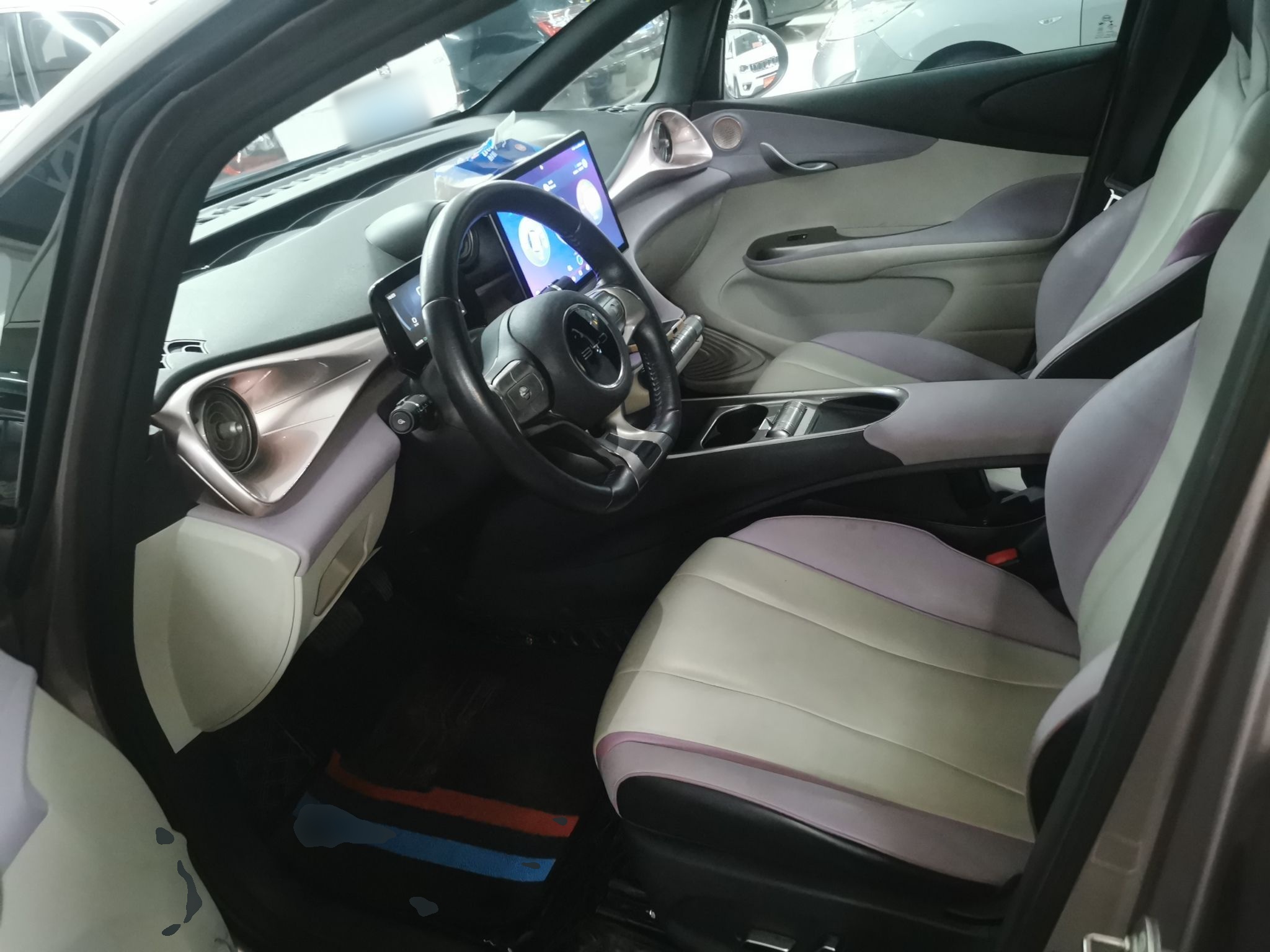 المقاعد الأمامية داخل السيارة