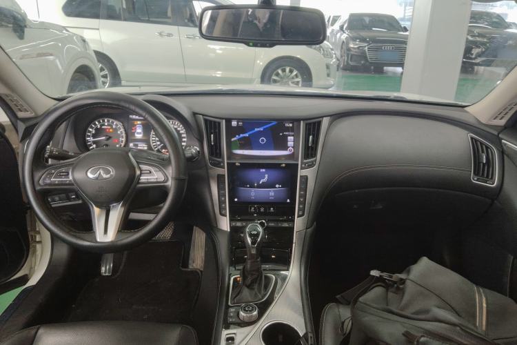 Used Infiniti Q50L 2018 2.0T Enjoyment Version China VI Standard Center Console