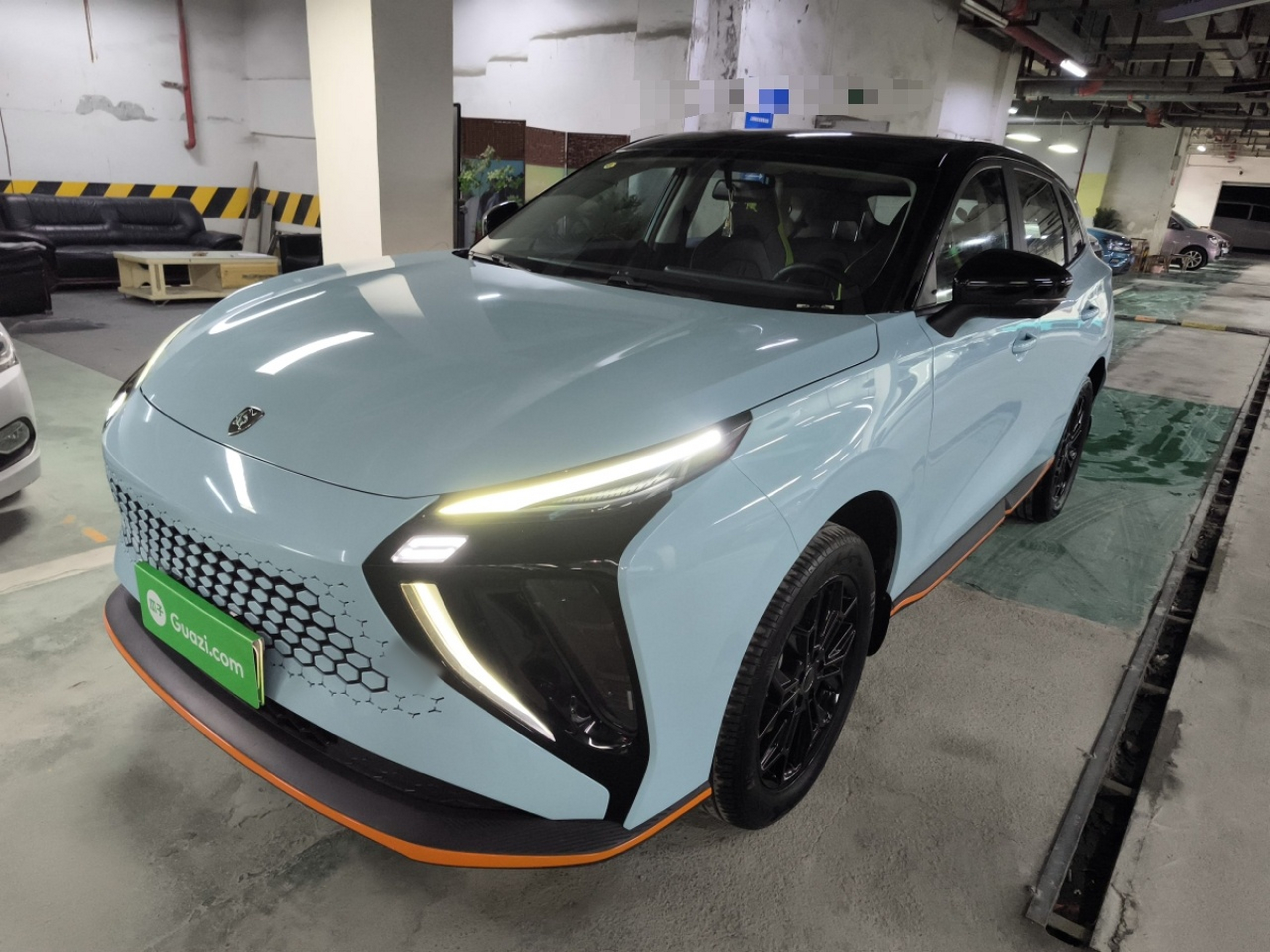 Под передней частью автомобиля