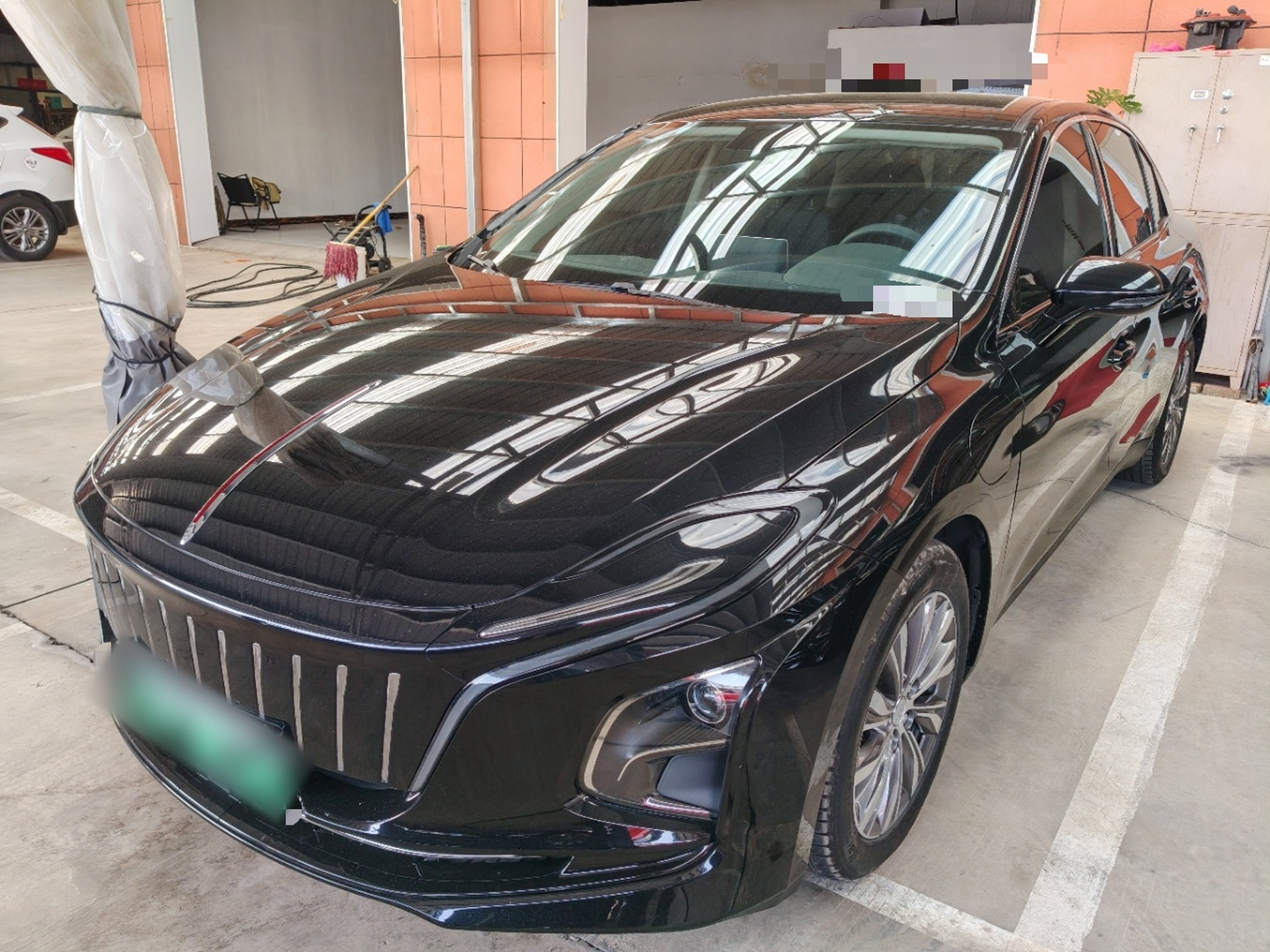 Под передней частью автомобиля