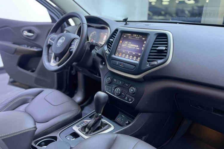 Used Jeep Cherokee 2016 2.0L Superior Edition