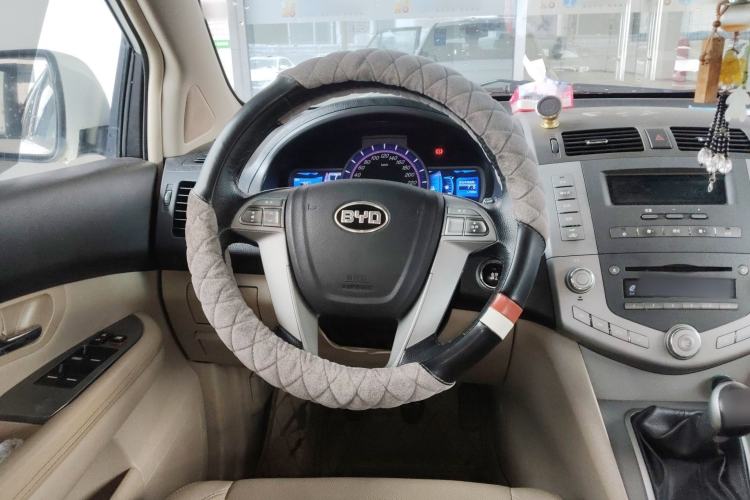Used BYD S6 2014 2.0L Manual Luxury 5-Seater Steering Wheel