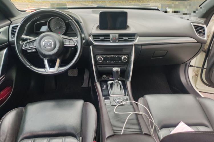 Used Mazda CX-4 2018 2.0L Automatic Two-Wheel Drive Blue Sky Premium Upgrade Version China VI Standard Center Console