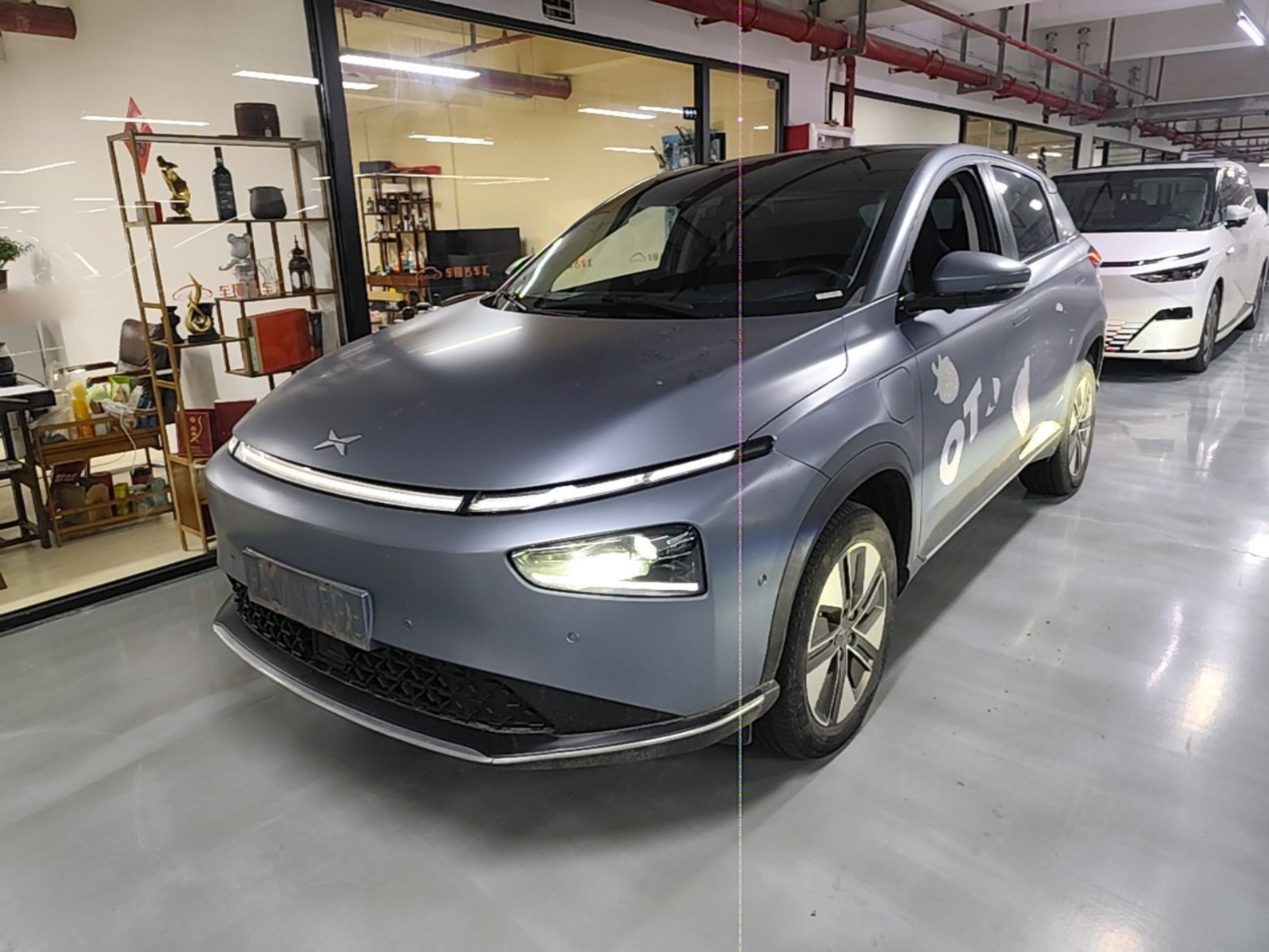 Под передней частью автомобиля