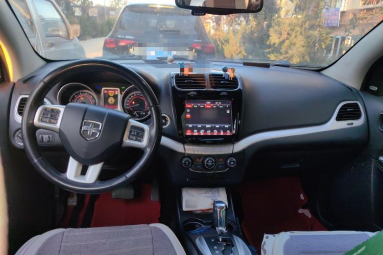 Used Dodge Journey 2013 2.4L Two-Wheel Drive Luxury Version Center Console